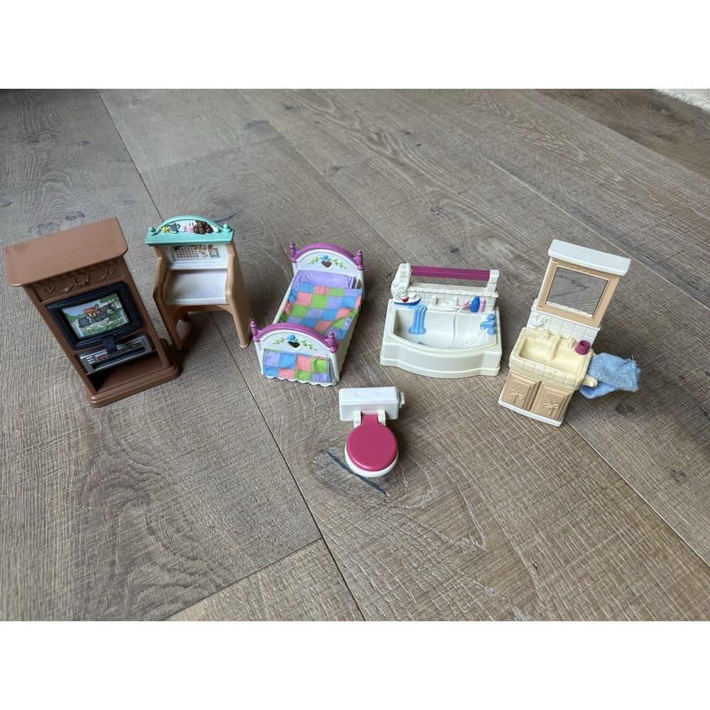 Fisher Price Loving Family Barhroom Sink bathtub Toilet Bed Easel Kitchen 1999